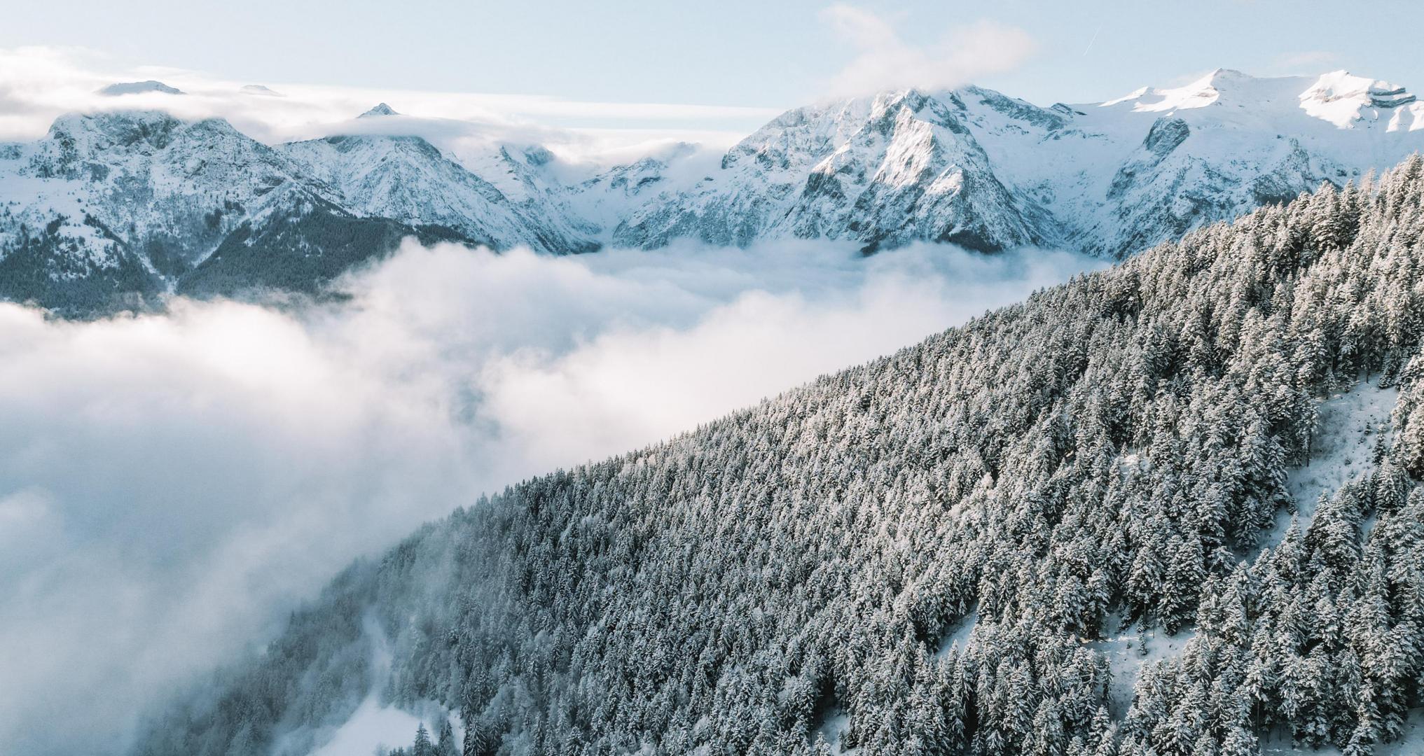 Besneeuwde bergen in de Franse Alpen