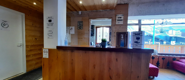La réception de l'hôtel La Meije coronaproof 