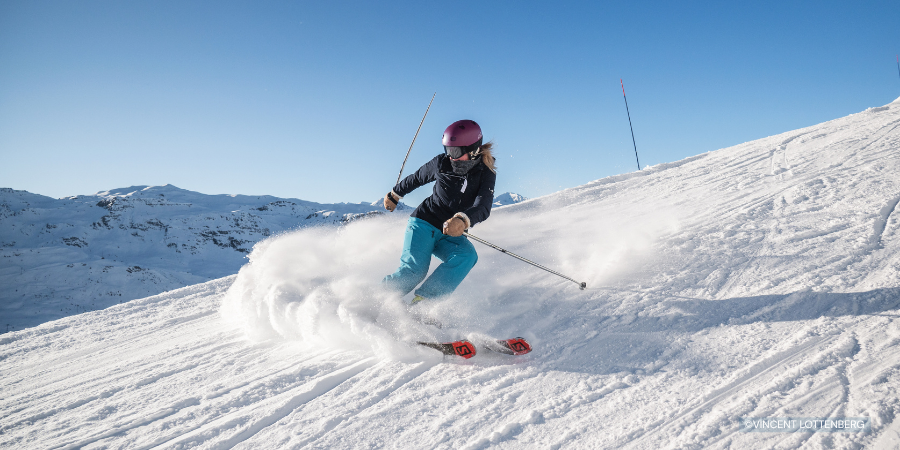 skiër in verse sneeuw